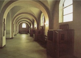 Wnętrze kościoła - widok na konfesjonał